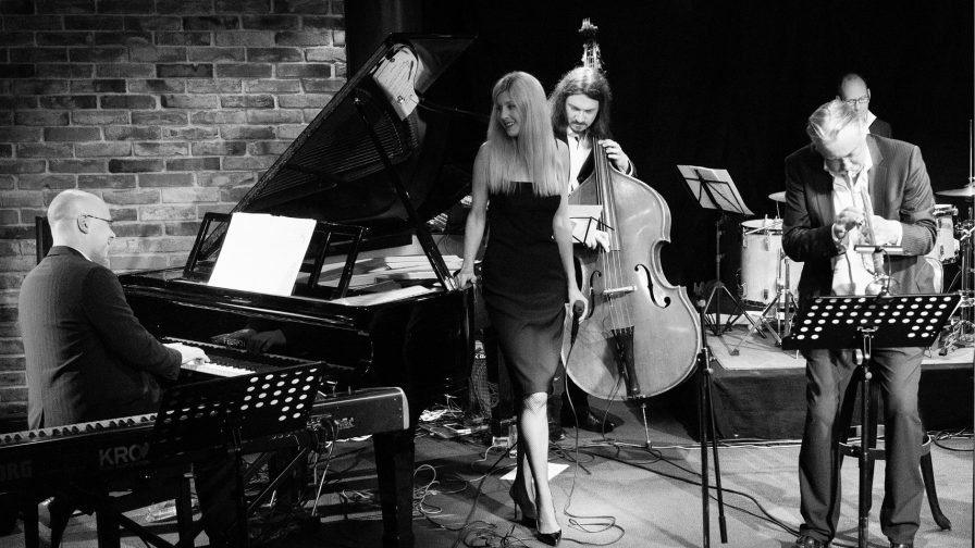 Nina Michelle Quintet Tollwood Konzert Hexenkessel