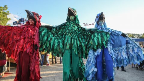 Stelzentheater Hochformat Performances Tollwood Festival Veranstaltung