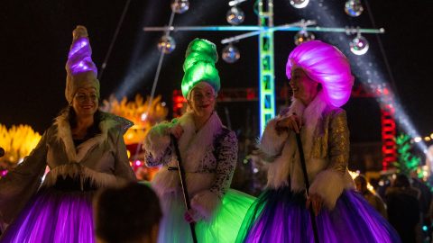 Tollwood Winterfestival 2022 Festivalansicht | Stelzentheater