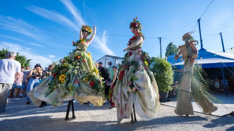 Stelzen Hochformat Blumenzauber Walk Act Tollwood Festival