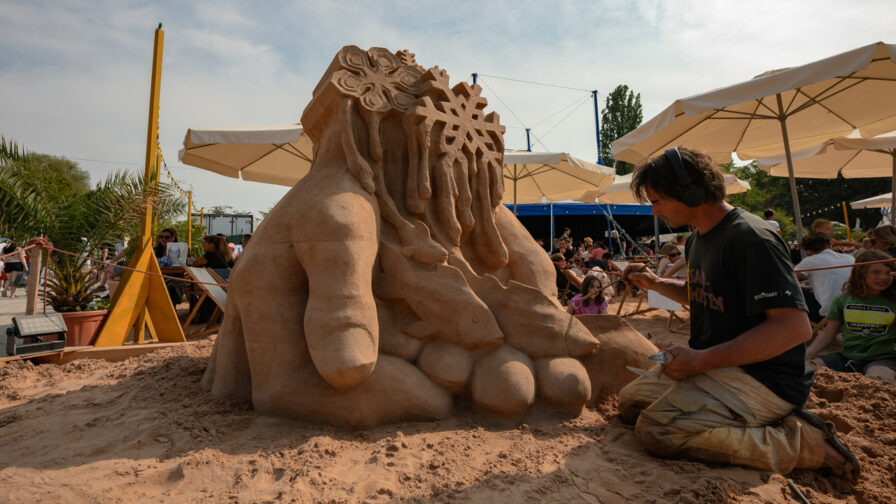 Sandskulptur Jiri Kaspar Half Moon Bar C Ingmar Wein