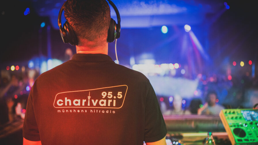 Charivari Sommerlounge Tollwood Muenchen Half Moon Bar Foto Alexander Scharf TEASER