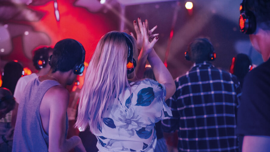 Silent Disco Tollwood Muenchen Half Moon Bar Foto Ingmar Wein BILDERGALERIE