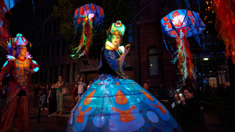 Tw.Wi25.Walk Acts Enchanted Underwaterworld Stelzen Art Foto Lars Slowak TEASER