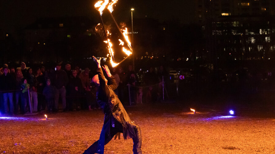 Tw.Wi25.Henry.Benavides Feuershowplatz Foto F. Häusler