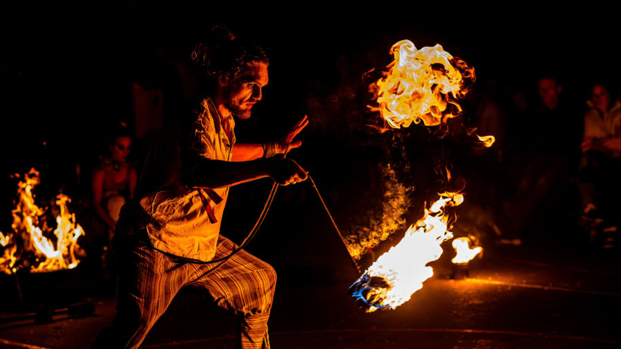Tw.Wi25.Upside Down Acro Feuershowplatz Foto Svanwilde(at)pm.me
