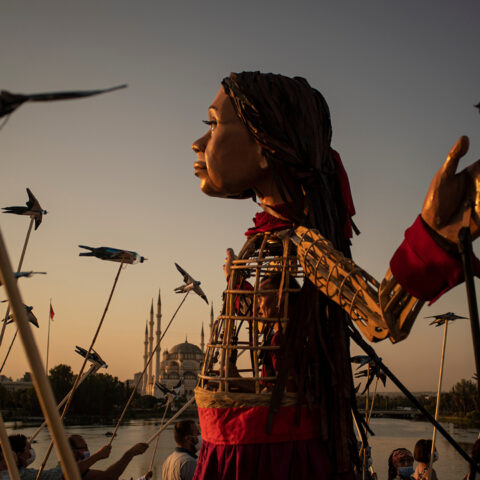 Little Amal Walk Acts Tollwood So26 Foto Andre Liohn – The Walk Production TEASER