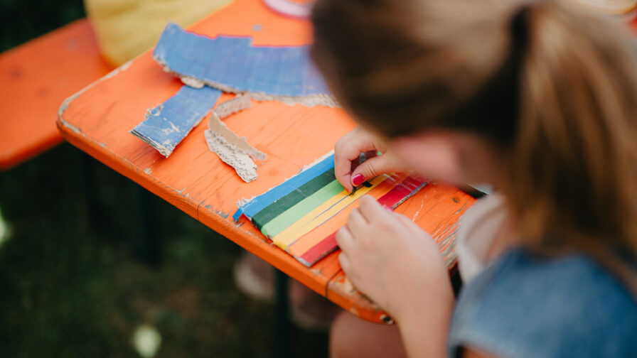Tape Art Workshop Kinderzelt Tollwood Muenchen Foto Ingmar Wein